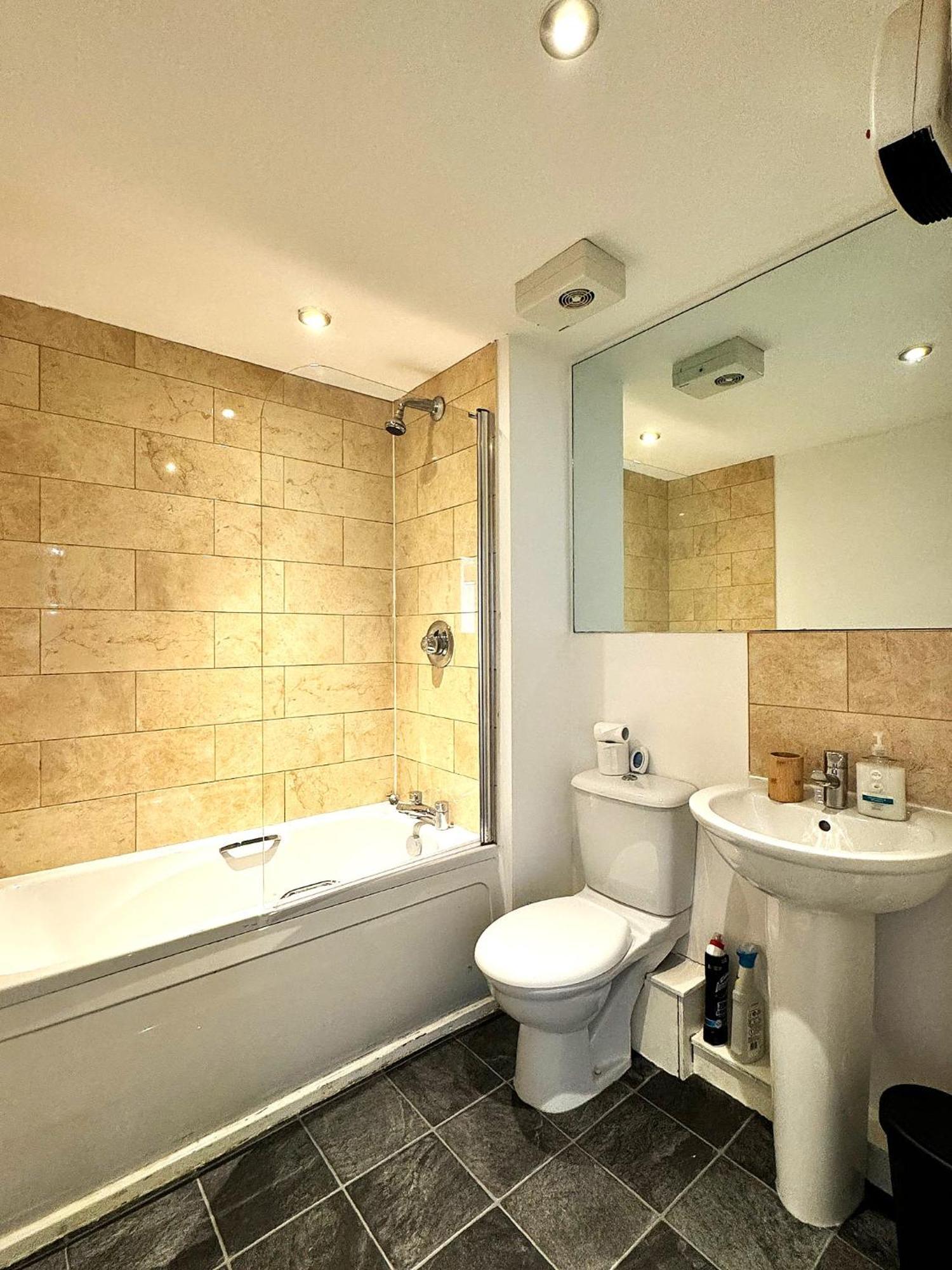 2 Bed Ensuite With Balcony And Free Onsite Secure Parking Manchester Exterior photo
